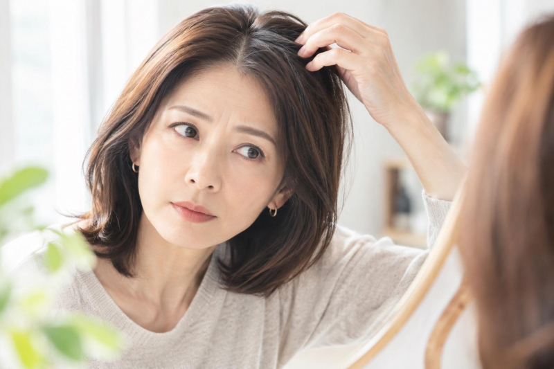 白髪染めで髪が暗くなるのはなぜ？毛先だけ暗くなる原因と対策